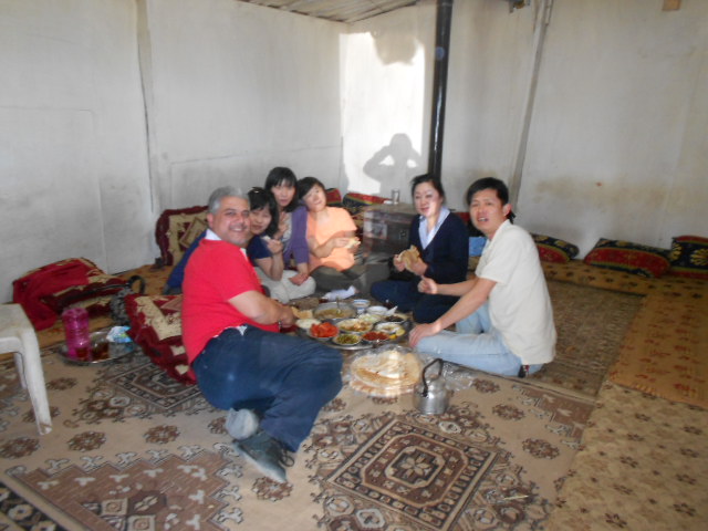 텐트에서 식사.JPG